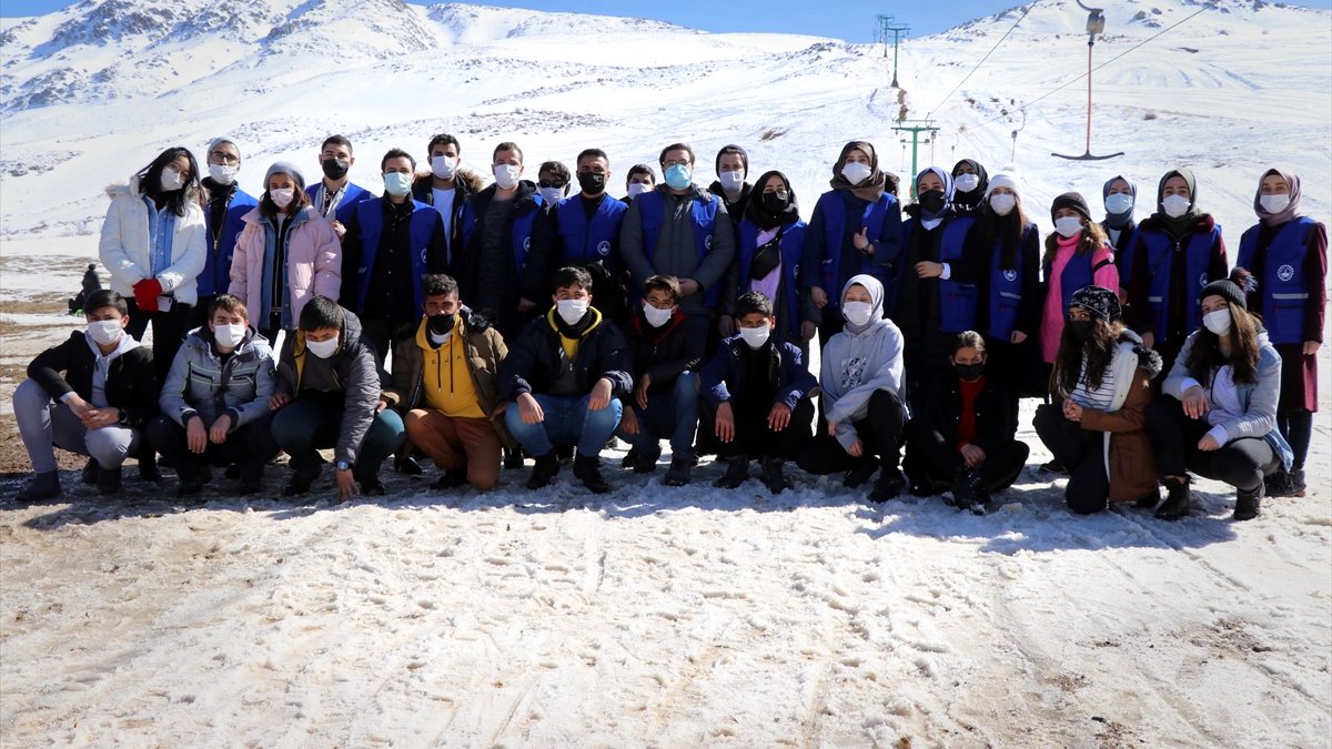 Elazığlı depremzede çocuklar, Hazarbaba'da kayak yapmanın mutluluğunu yaşadı