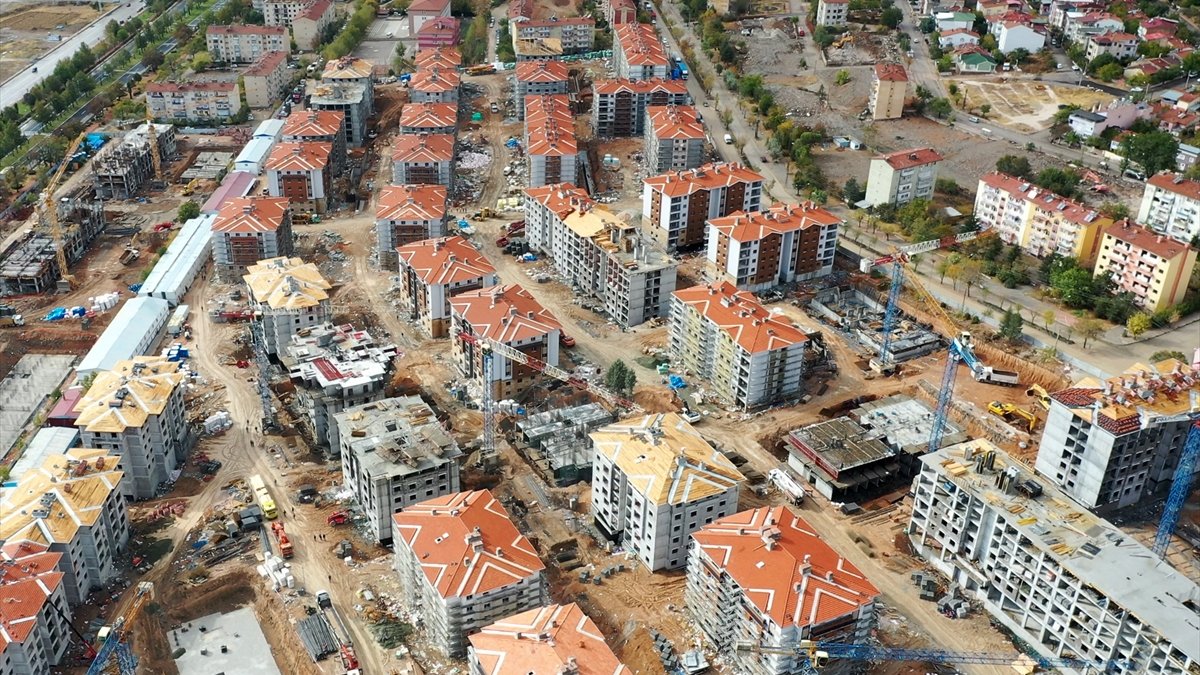 Elazığlı depremzedeler yeni yıla depreme dayanıklı yeni evlerinde girecek