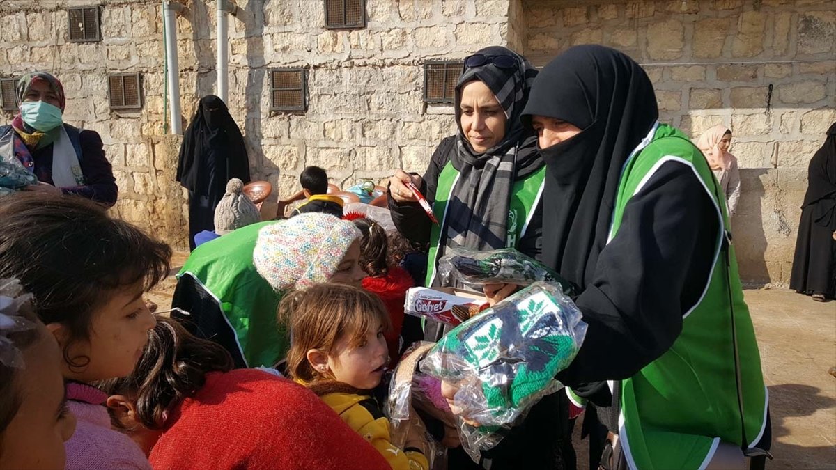 Elazığlı kadınların ördüğü kışlık giysiler İdlibli yetim çocuklara ulaştırıldı