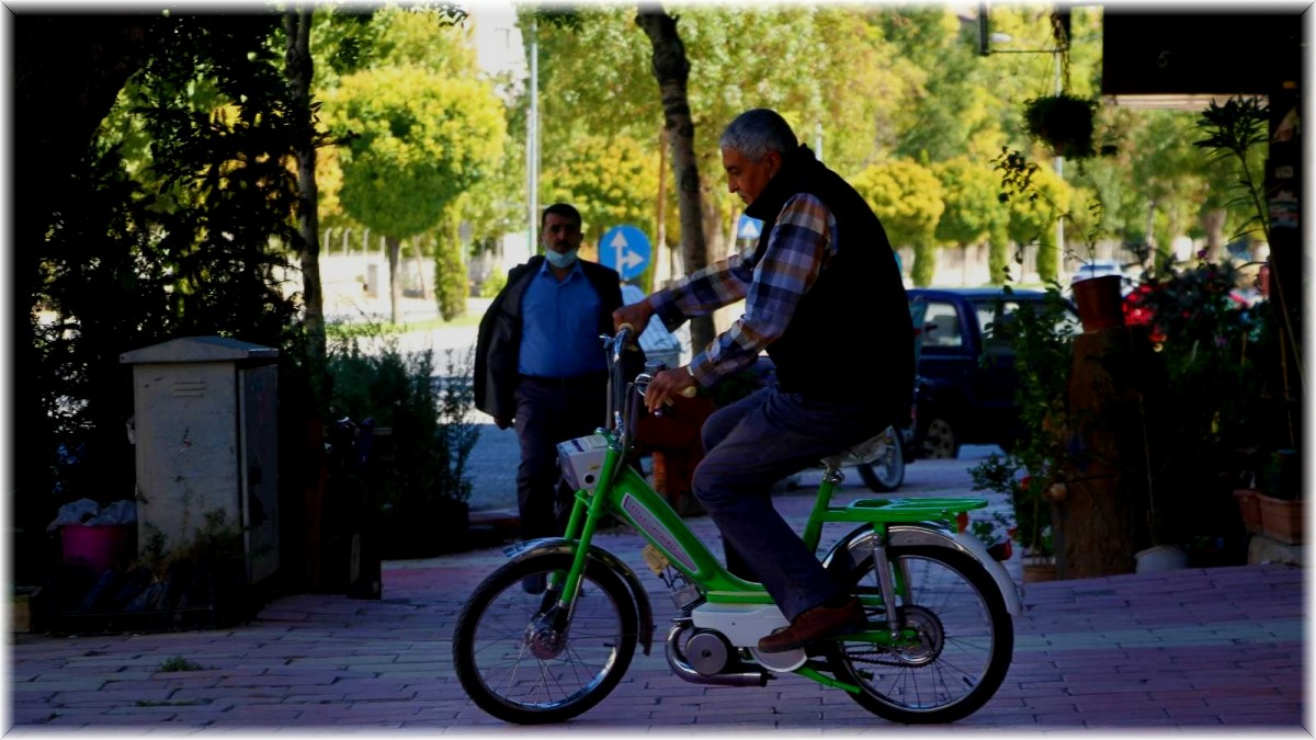Elazığlı motosiklet ustası, 1951 model mini mobilete gözü gibi bakıyor