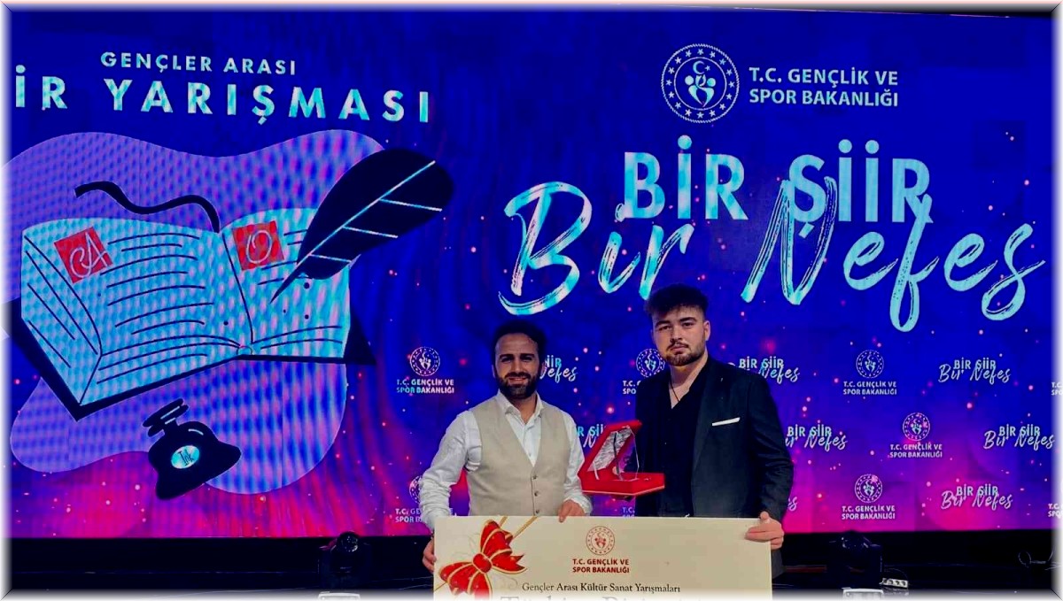 Elazığlı Muhammet Mert Özdemir Bir Şiir Bir Nefes yarışmasında Türkiye 1'incisi oldu