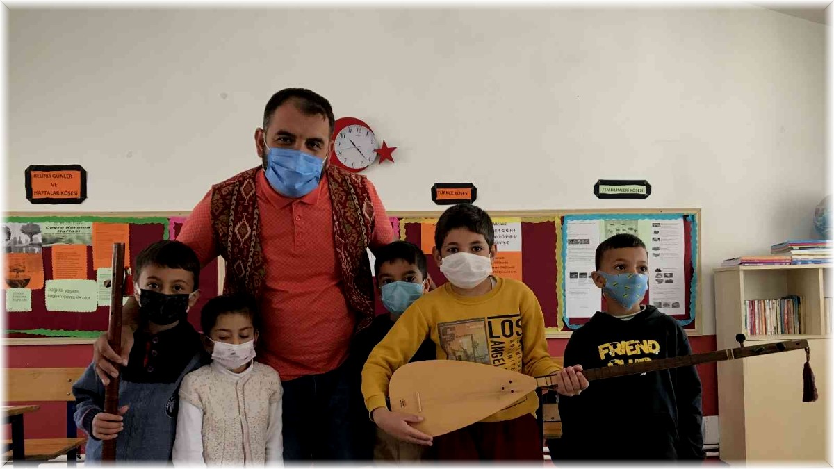 Elazığlı müzik öğretmeni, unutulmaya yüz tutmuş 3 bin yıllık Türk Halk Müziği çalgılarını öğrencilere tanıtıyor