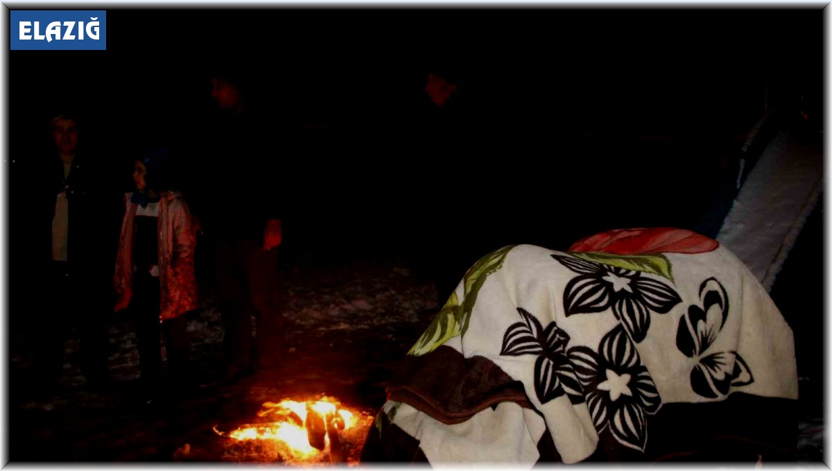Elazığlılar geceyi dışarıda ateş yakarak geçiriyor
