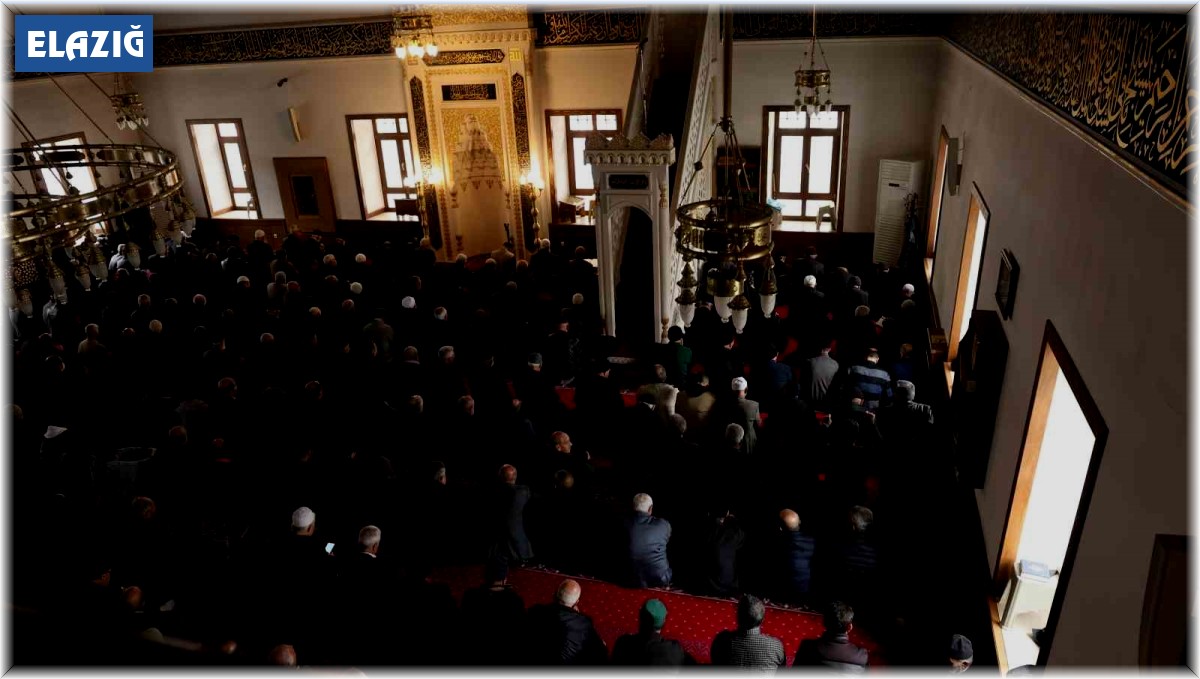 Elazığlılar Ramazan'ın ilk cumasında camileri doldurdu