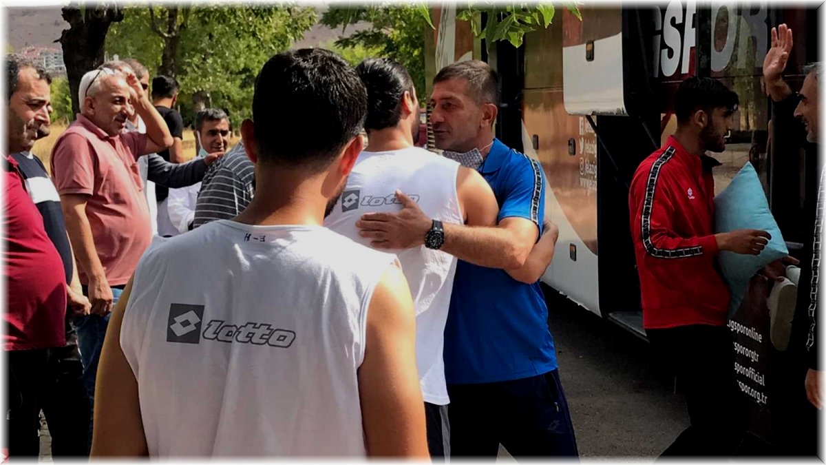 Elazığspor, 18 futbolcuyla Hatay'a gitti