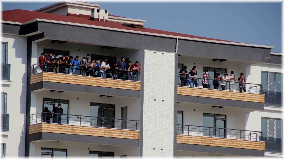 Elazığspor aşkı engel tanımıyor: İnşaatlara çıkıp maçı izlediler
