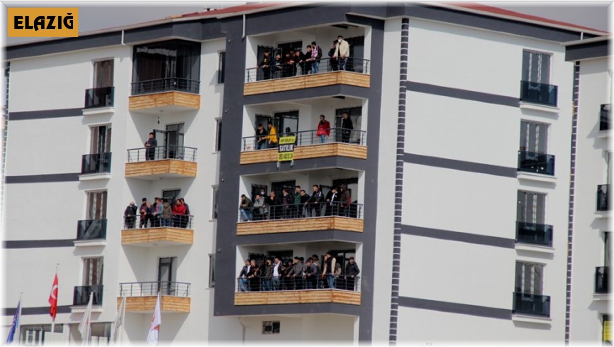 Elazığspor aşkı engel tanımıyor, maçı balkondan izlediler