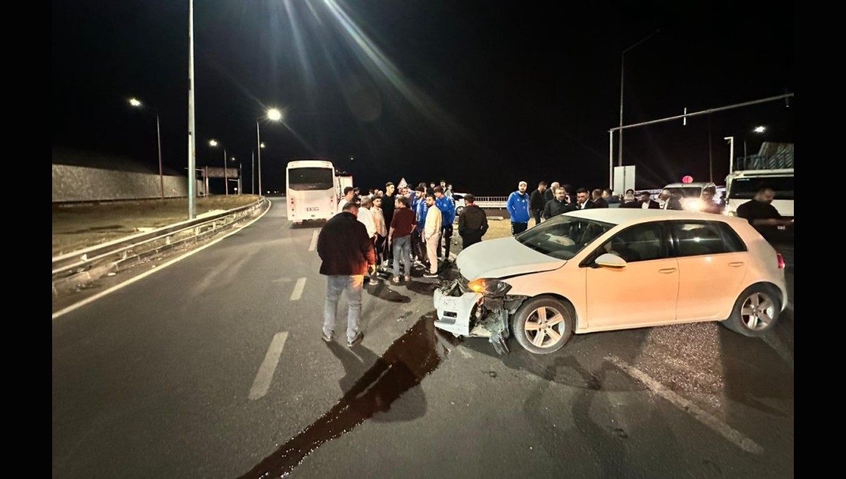 Elazığspor oyuncularını taşıyan otobüs ile otomobil çarpıştı: 1 kişi yaralandı