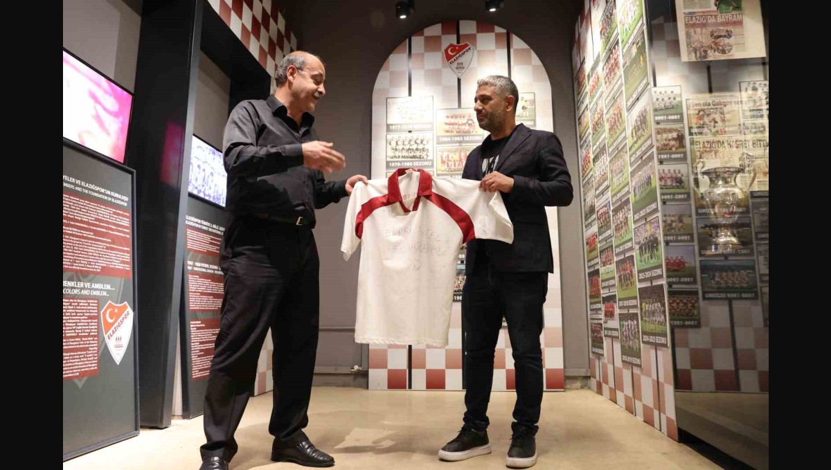 Elazığspor'un ilk kez Süper Lige çıktığı formayı, 23 yıl sonra müzeye bağışladı