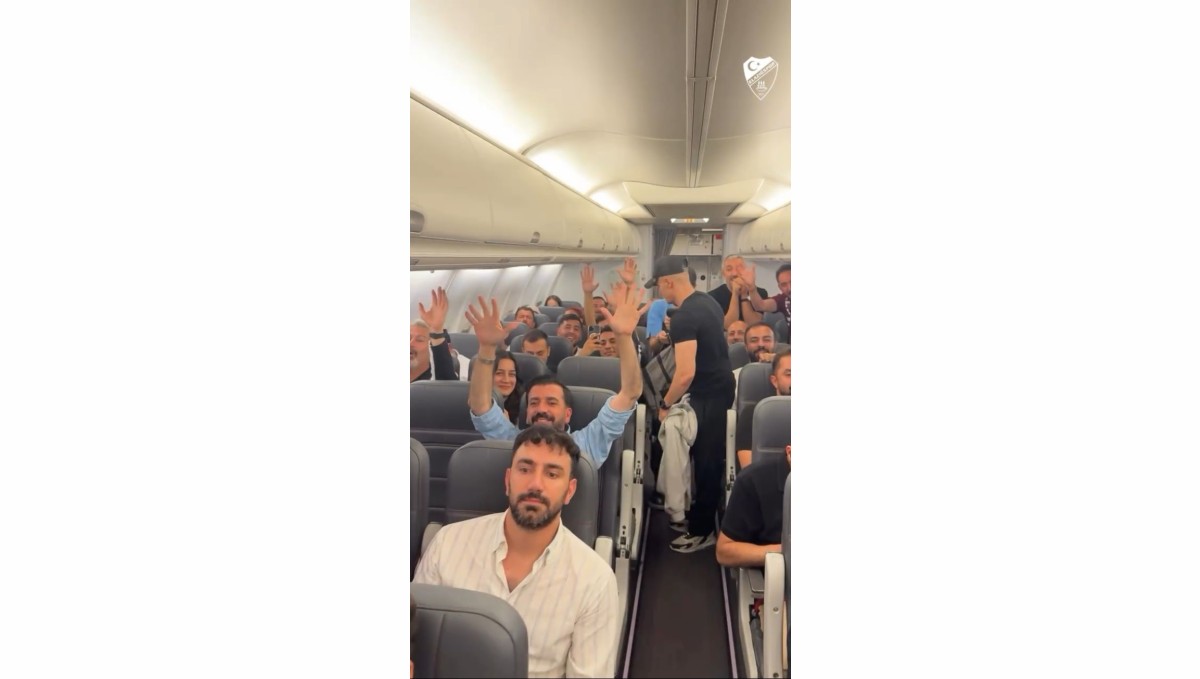 Elazığspor ve taraftarlar galibiyeti uçakta kutladı