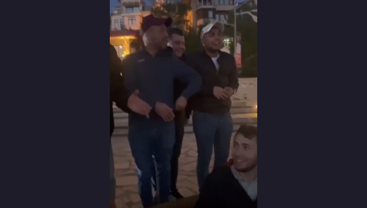 Elazığsporlu taraftarlar Kız Kulesine karşı "Kar mı Yağmış Şu Harput'un Başına" türküsünü söyledi