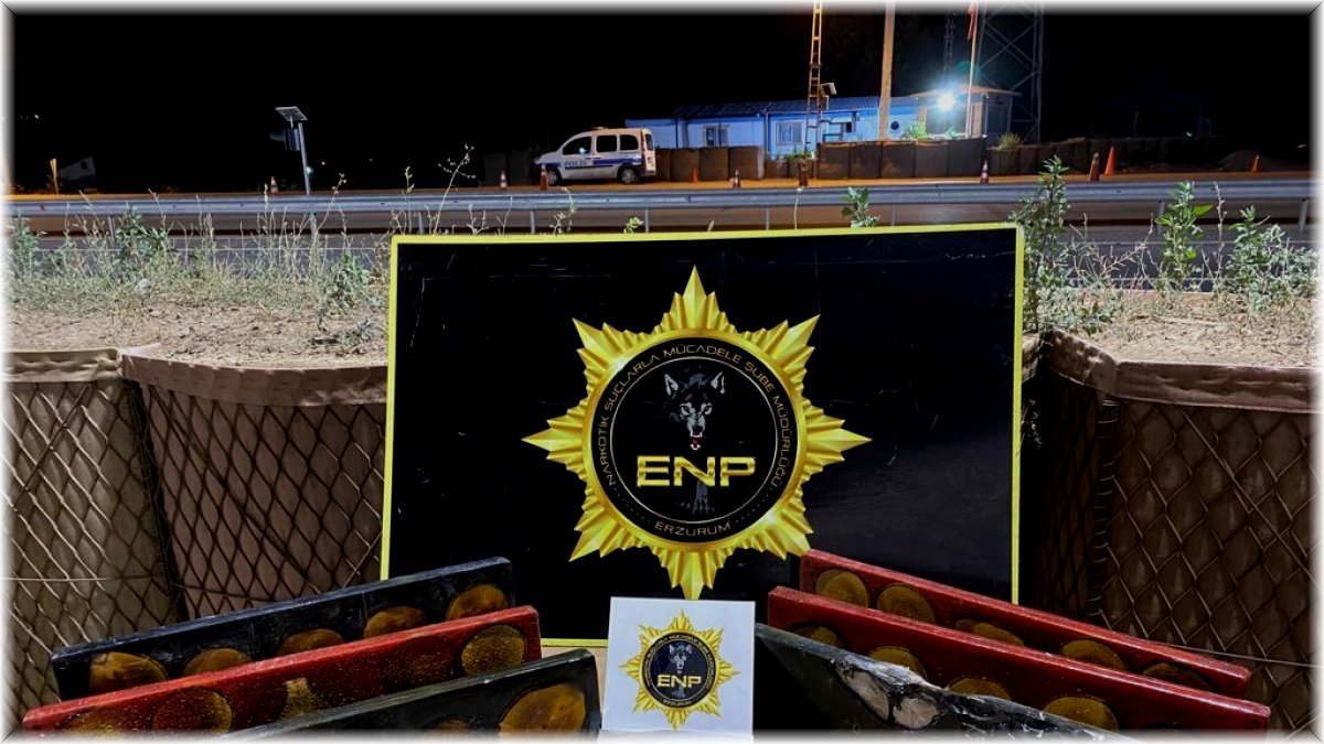 Ele geçirdikleri eroin maddesiyle ‘aşı ol’ yazıp, çağrıda bulundular