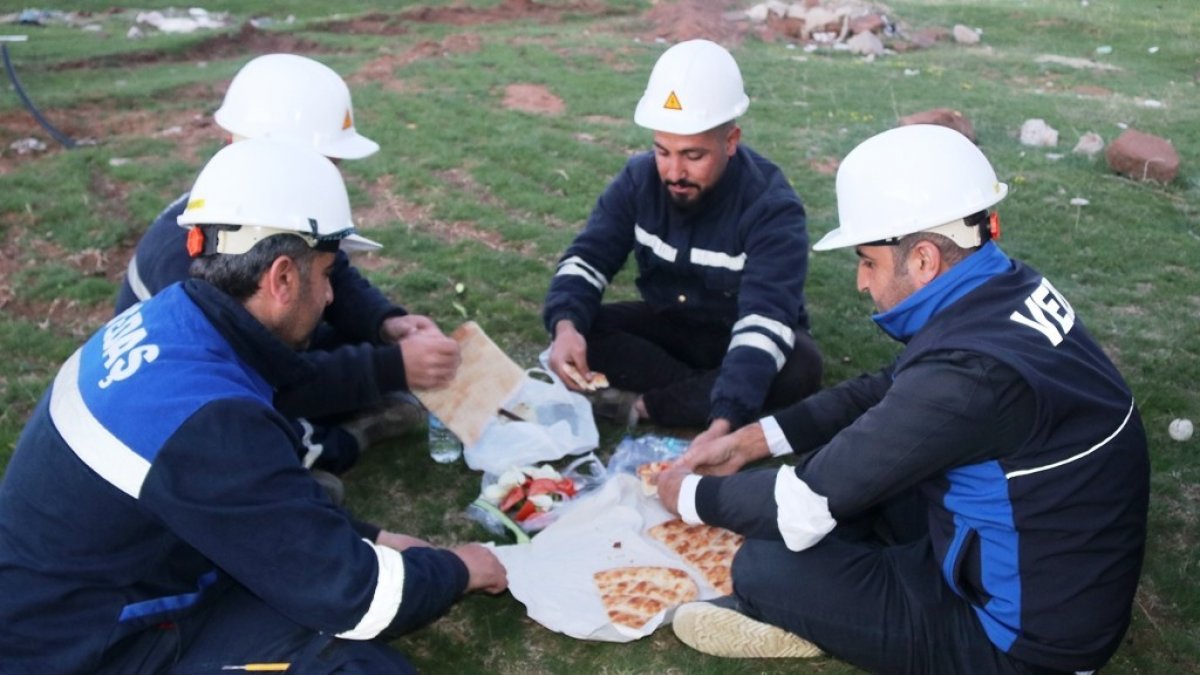 Elektrik arıza ekibi iftarını direğin dibinde yaptı