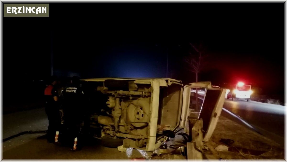 Elektrik direğine çarpan minibüs yan yattı: 4 yaralı