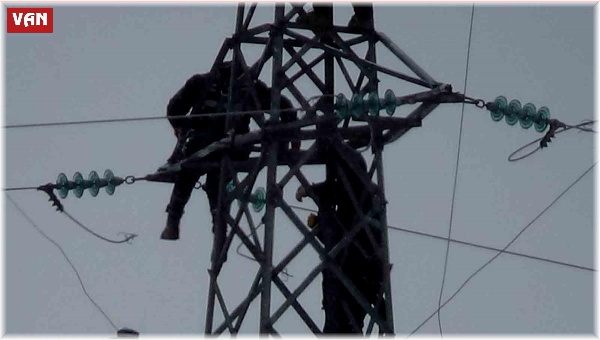 Elektrik firması çalışanlarının 25 metrede zorlu onarım çalışması