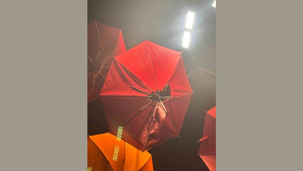 Elektrik kaçağı şemsiyeyi yaktı