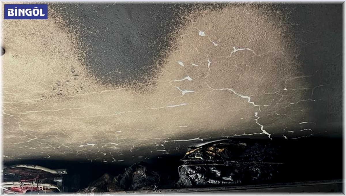 Elektrik kontağından çıkan yangında ev kullanılamaz hale geldi