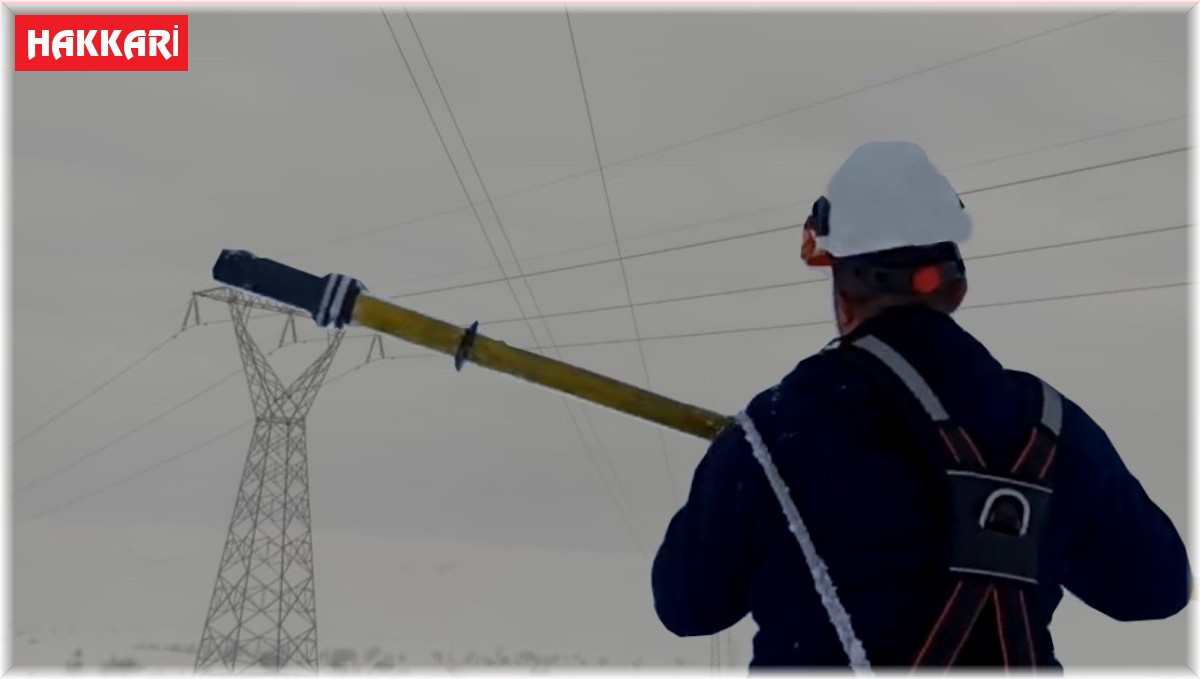 Elektrik onarım ve bakım ekiplerinin karda zorlu mesaisi