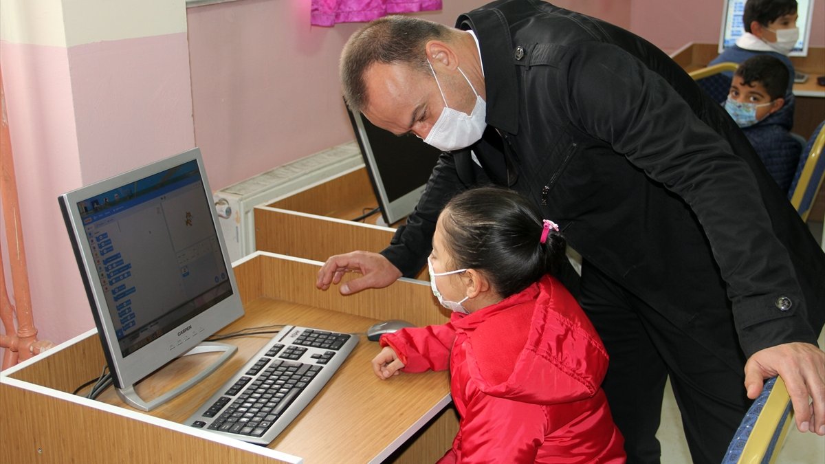 Elektronik atık malzemeler öğrencilere bilgisayar olarak geri döndü