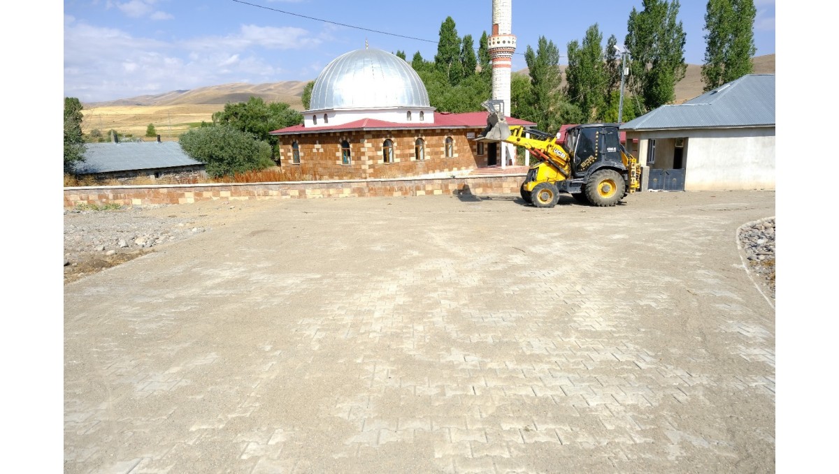 Eleşkirt Abdiköy'de 2 bin metrekare kilit parke taşı döşendi