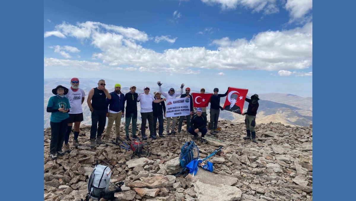 Eleşkirt Kösedağ'a 14 Sporculuk Profesyonel Dağcı Grubundan Zirve Tırmanışı