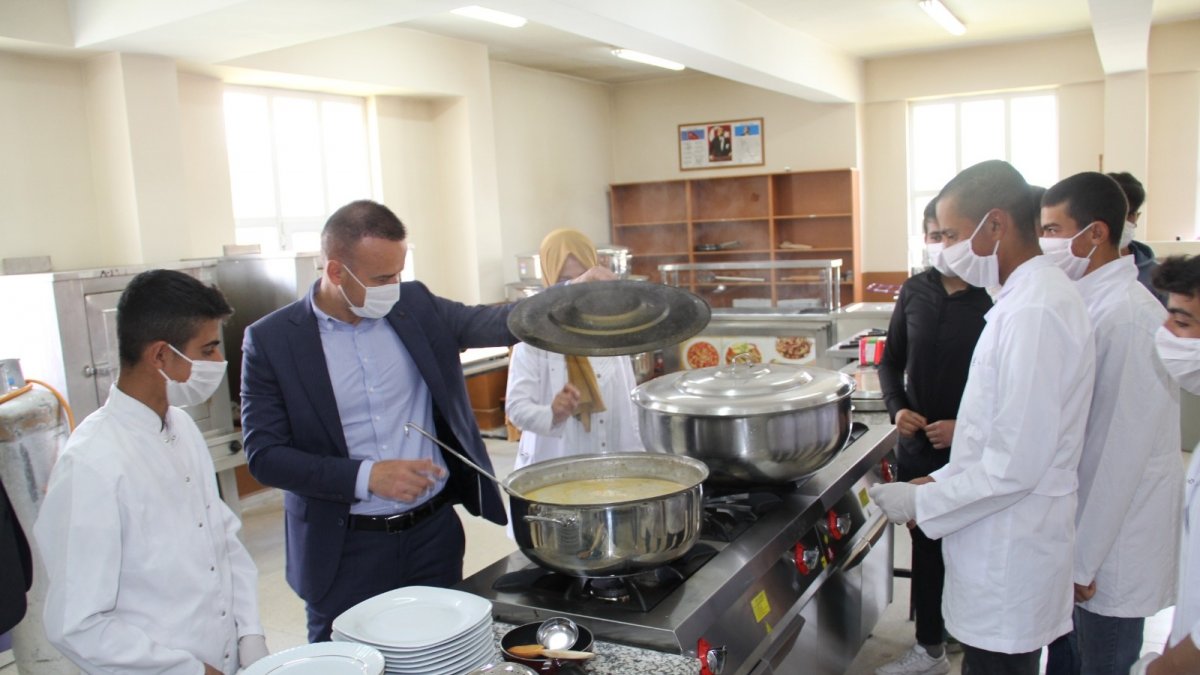 Eleşkirt Meslek Lisesinde açılan yiyecek ve içecek alanında yaklaşık 2 bin öğrencinin yemeği hazırlanacak