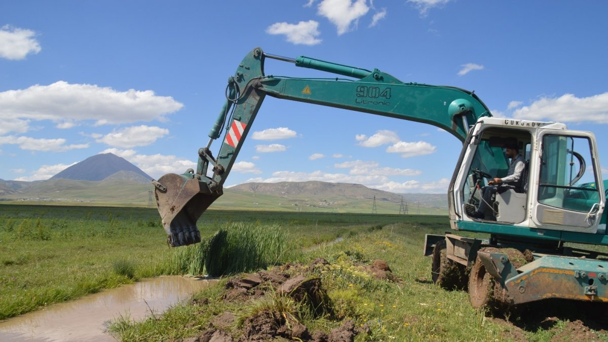 Eleşkirt Ovasında sulama kanallarında temizlik çalışması başladı
