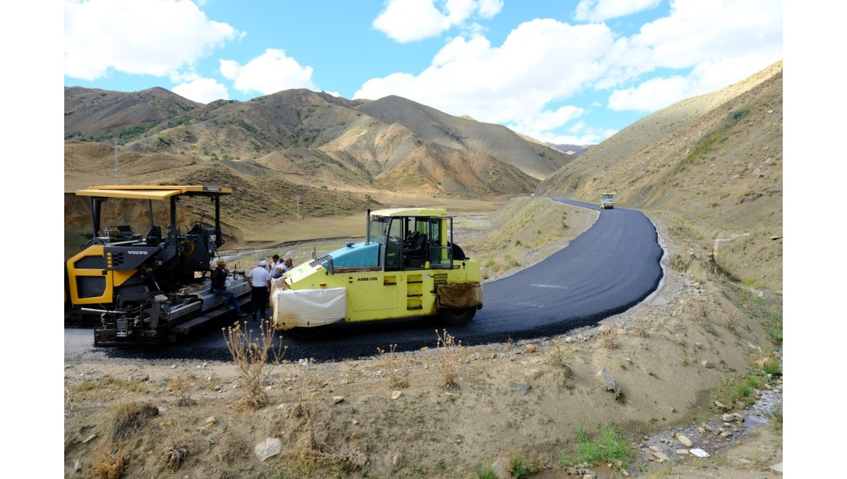 Eleşkirt'te Çatkösedağ grup köy yoluna sıcak asfalt döküldü