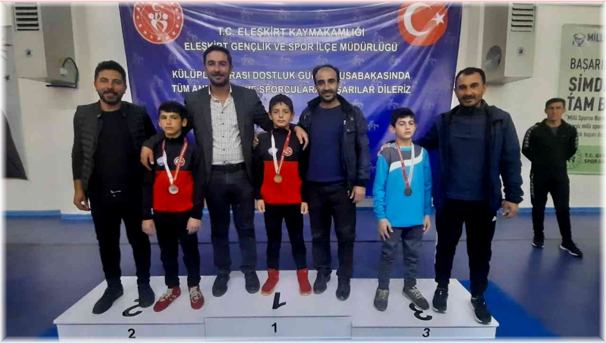 Eleşkirt'te Dostluk Turnuvasında aileler madalya verdi