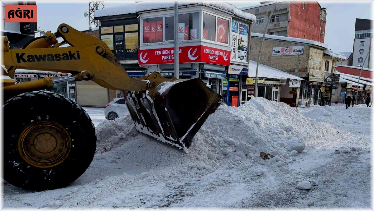 Eleşkirt'te ekiplerin kar temizleme çalışması devam ediyor