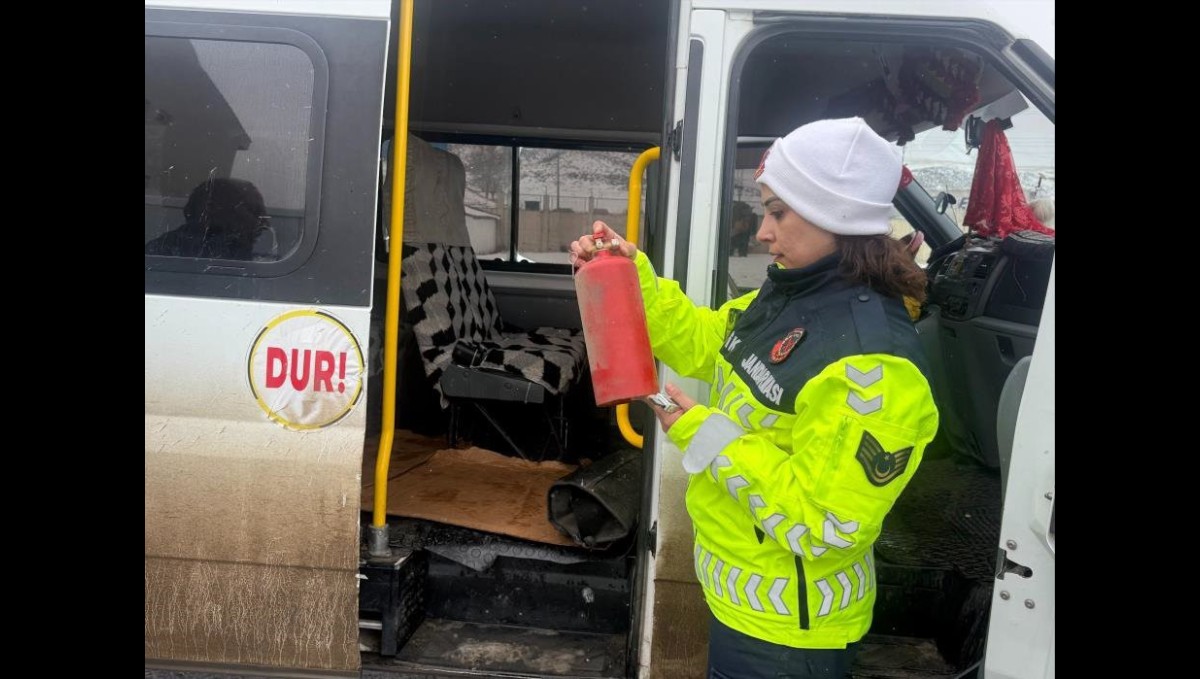 Eleşkirt'te jandarmadan servis araçlarına denetim