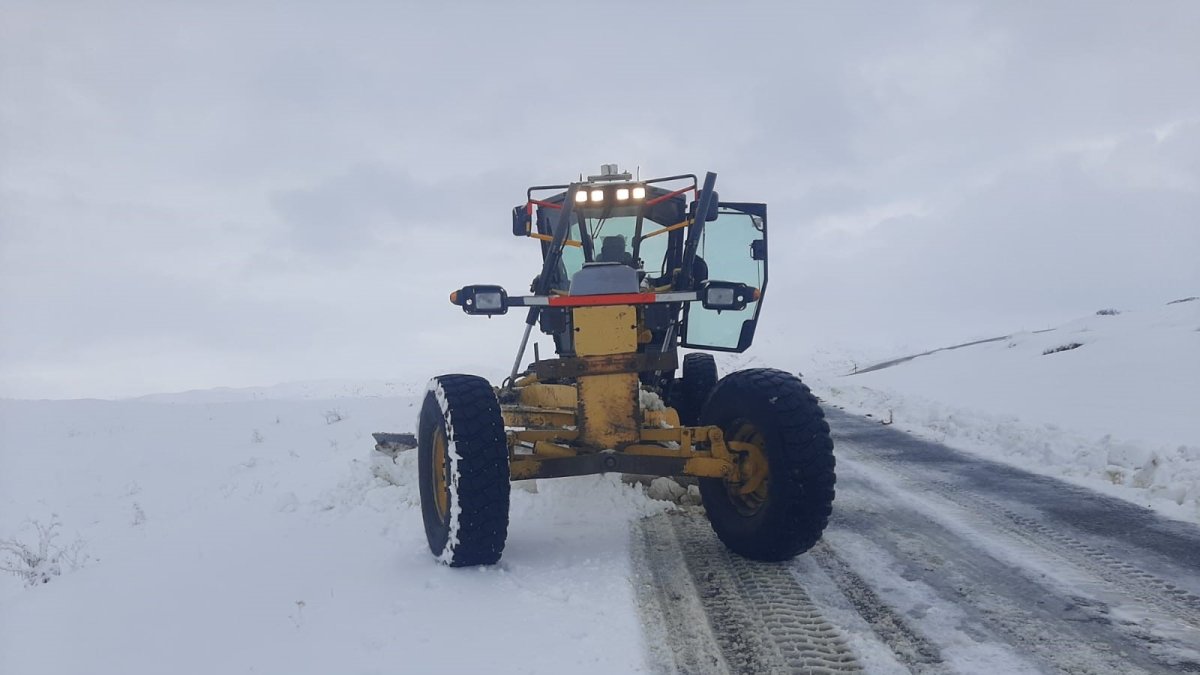 Eleşkirt'te kar yağışı sonrası kapanan köy yolları ulaşıma açıldı