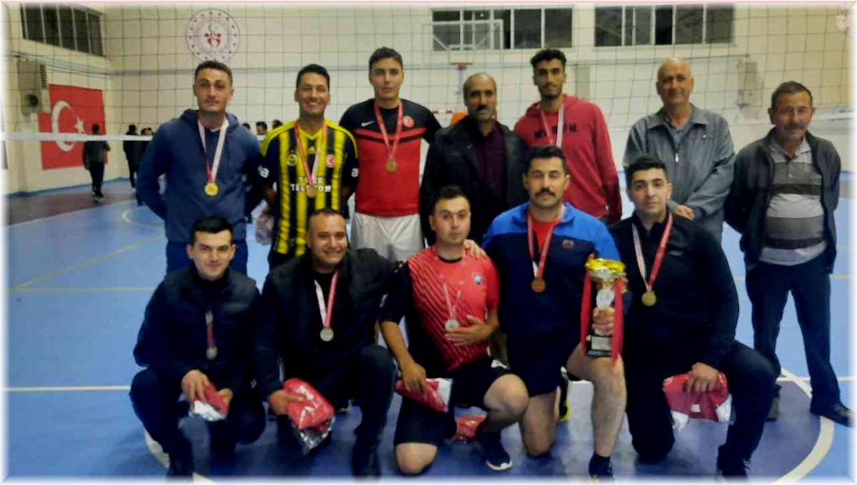Eleşkirt'te kurumlar arası voleybol turnuvası şampiyonu İlçe Jandarma takımı oldu
