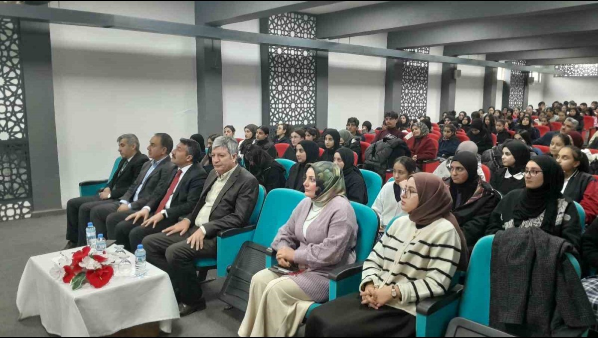 Eleşkirt'te lise öğrencilerine kitap okumanın önemi konulu program düzenledi