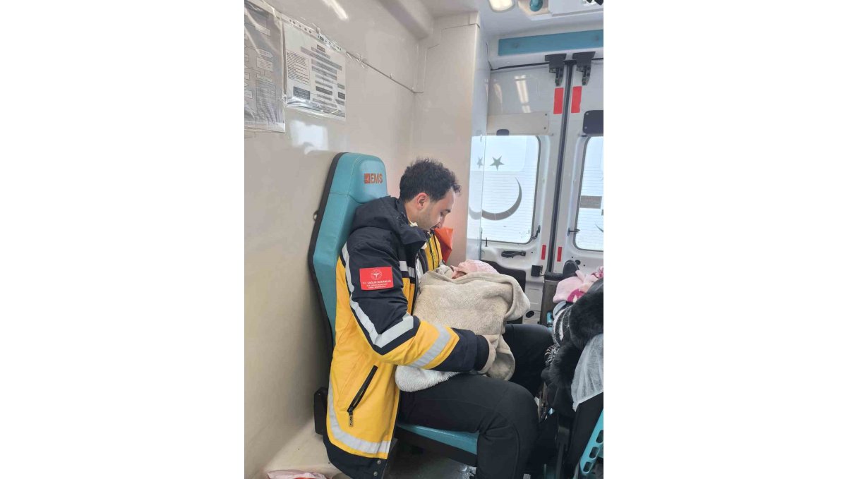 Eleşkirt’te sağlık ekiplerinden hızlı müdahale: Anne ve bebek evde sağ salim