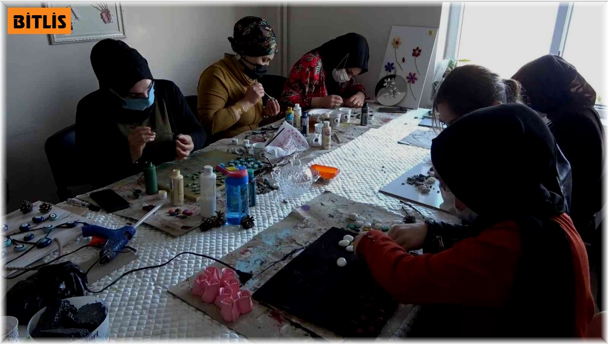 Elleri boyalı kadınlardan aile ekonomisine katkı