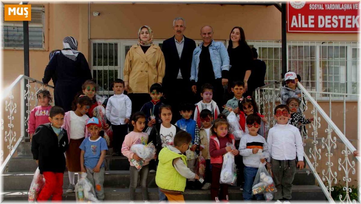 Emanet kitapla öğretmen olan Tümay, Malazgirt'te çocukları sevindirdi