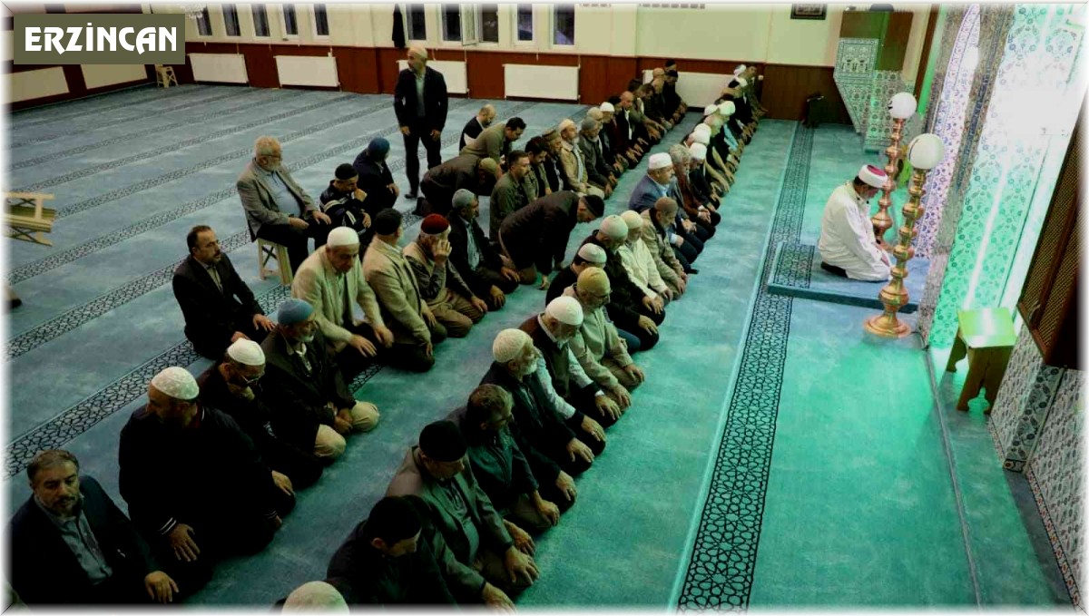 Emekli din görevlileri sabah namazında bir araya geldi