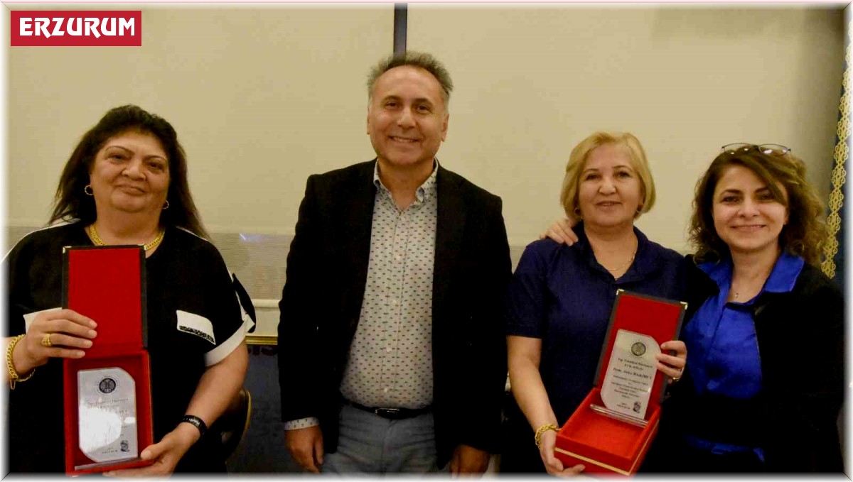 Emekli Hemşirelere Hizmet Teşekkür Plaketi