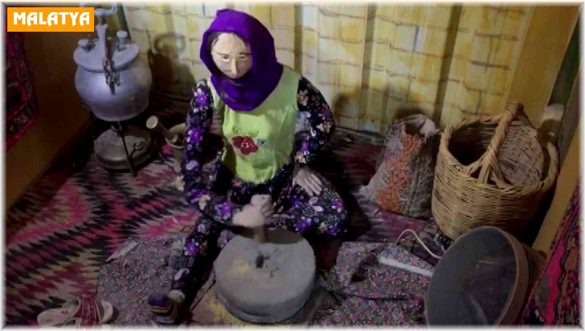 Emekli öğretmen yaptığı minyatürleri evinde sergiliyor