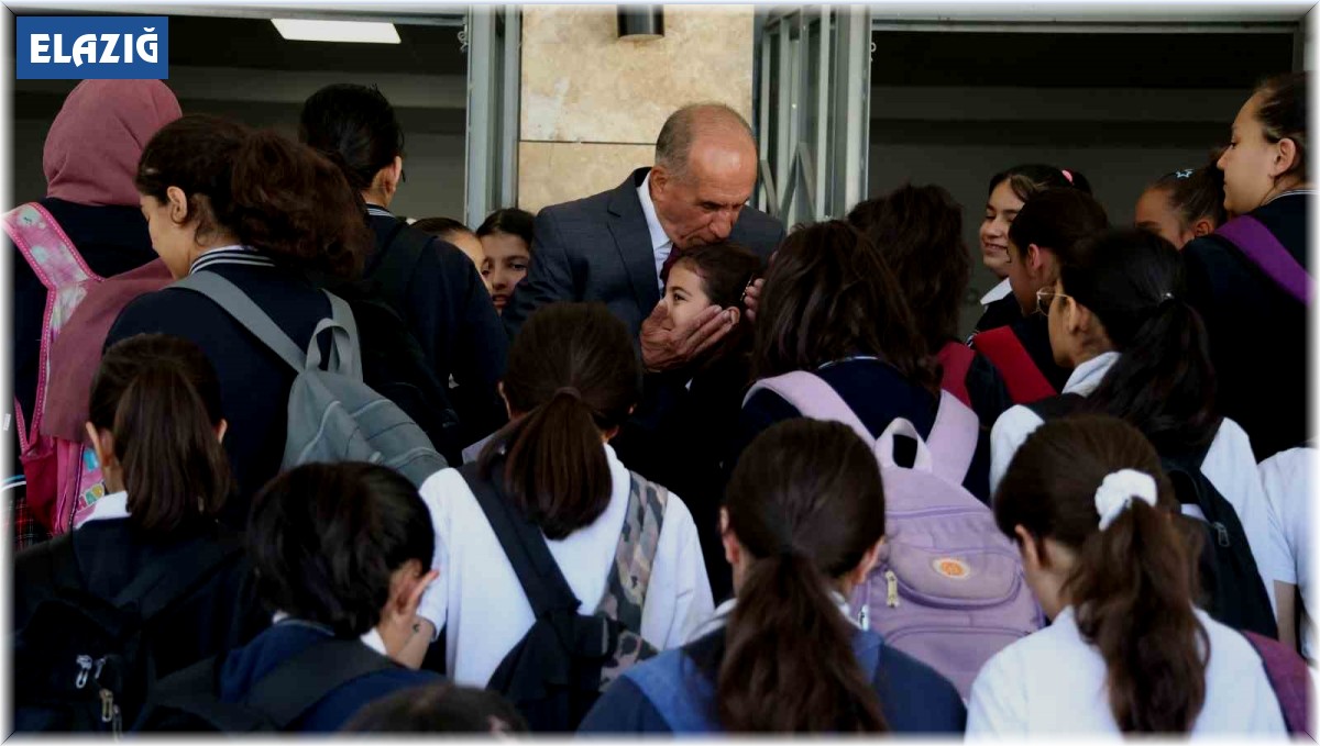 Emekli oldu ama 5 yıldır okulu ilk o açıyor ve öğrencileri kapıda karşılıyor