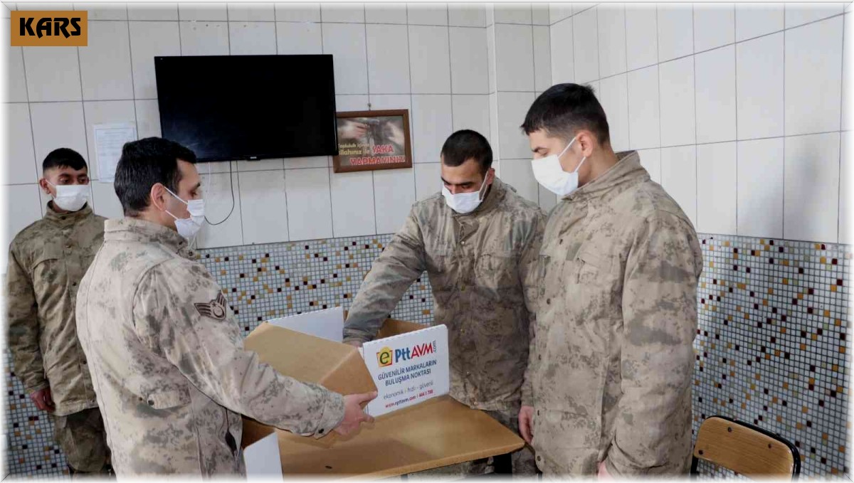 Emirzade ninenin ördüğü çoraplar Mehmetçiğe teslim edildi