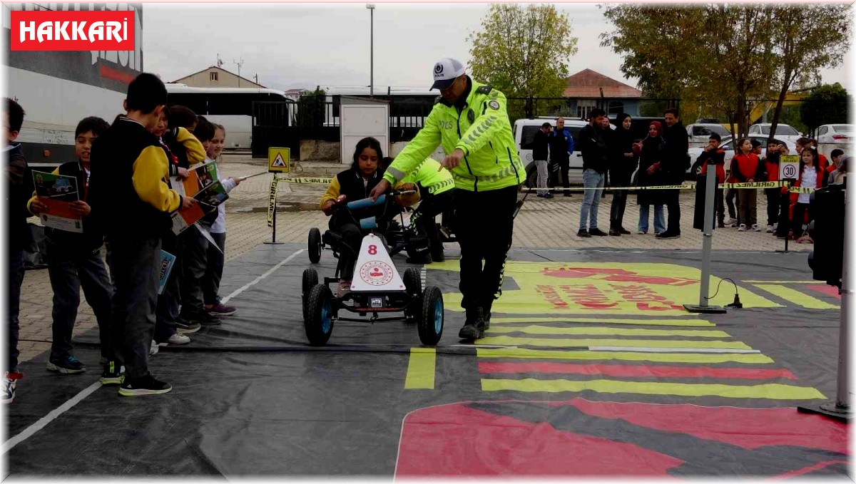 Emniyet Genel Müdürlüğünün 'Mobil Trafik Eğitim Tır'ı Yüksekova'da