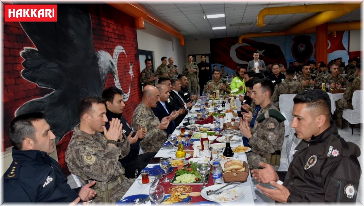 Emniyet Genel Müdürü Aktaş Özel Harekat Polisiyle sahur yaptı