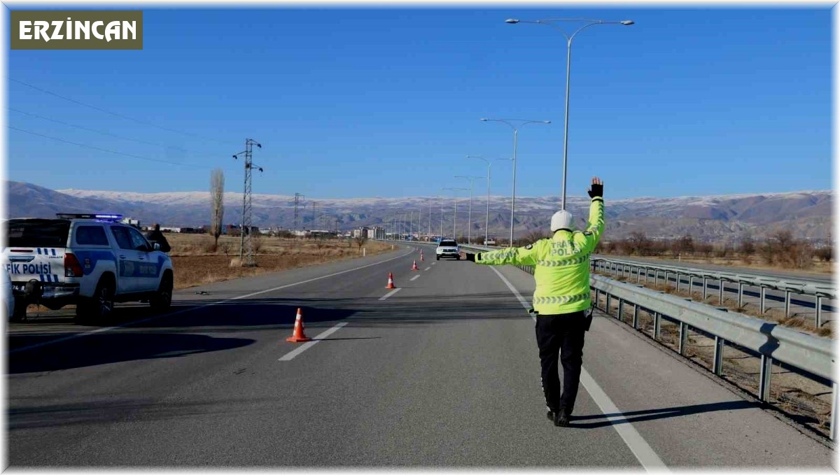 Emniyet kemerinin kullanımının önemine dikkat çekmek için yollarda 'Bu Yolda Sana Çok Güveniyoruz' afişleri yer alacak