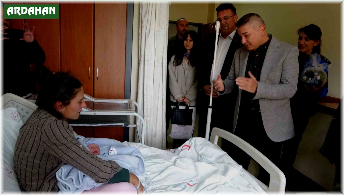 Emniyet müdüründen Anneler Günü'nde bebeklerine kavuşan çifte ziyaret