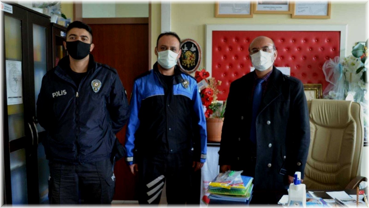 Emniyet'ten öğrencilere kırtasiye yardımı