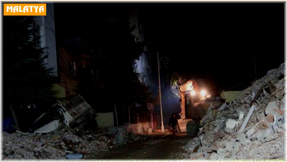 En acı bekleyiş: Anne baba, enkaz çalışmasından iyi haber almayı bekliyor