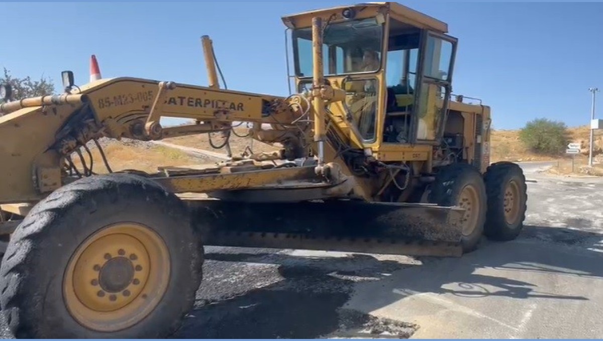 En genç kadın muhtar greyderin başına geçti, yolları asfaltladı