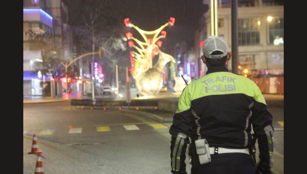 En uzun gecede huzur nöbeti: Erzincan polis görev başında